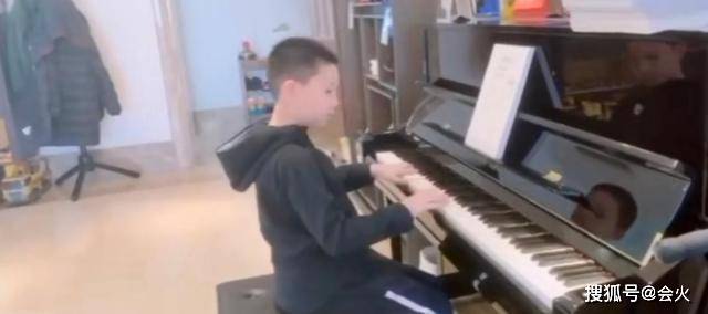 宋丹丹|林永健晒10岁儿子近况，林大竣变钢琴神童，宋丹丹对其疼爱有加