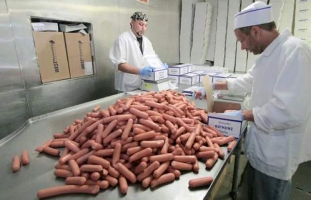 火腿肠到底干不干净 实拍火腿肠制作过程,看完你还想吃吗