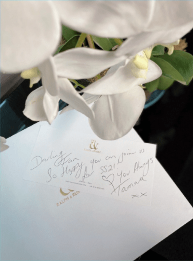 范冰冰|范冰冰躺家里云看秀,穿浴袍化浓妆显违和,背景暴露她仍住豪宅