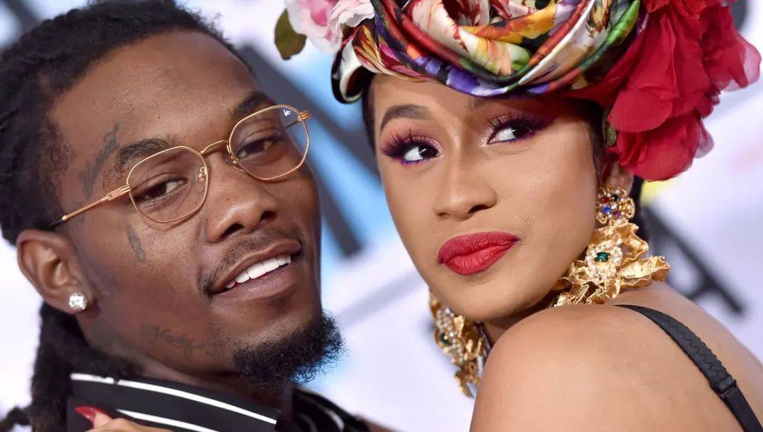 1/ 12 半个月前,北美最火的女嘻哈说唱歌手cardi b(卡迪碧),宣布离婚