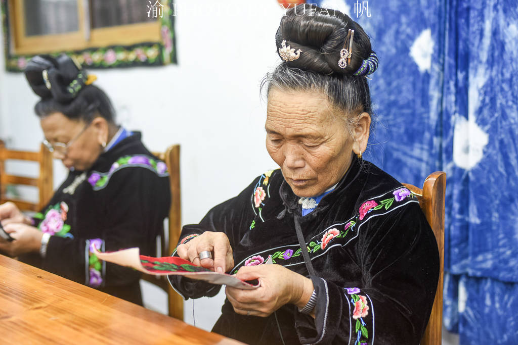 旅途中遇上下雨怎么办？这份雨中游苗寨的攻略请收好，超级实用