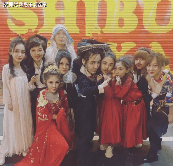 网友|原创杨颖与众贵妇合影被“镶边”，正面刚颜值气质，网友居然说她输了