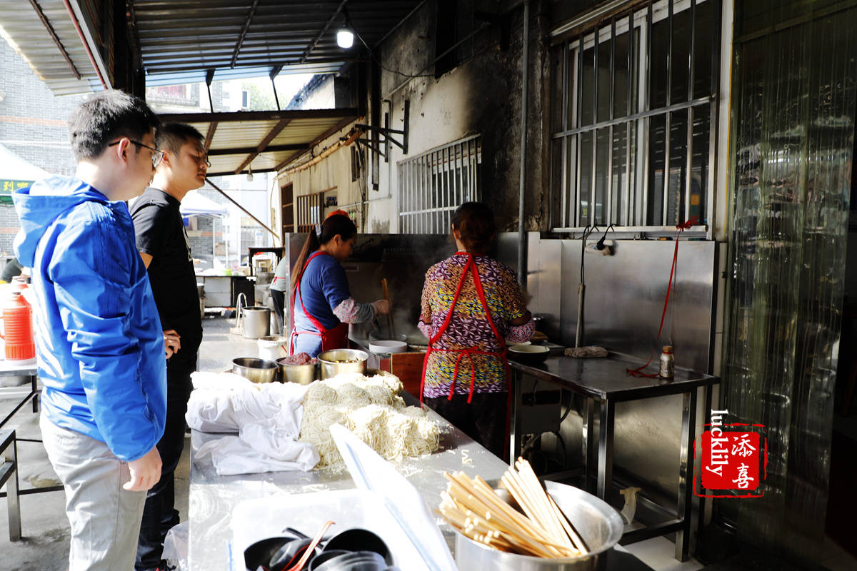 去镇江吃了这四家最有代表性的网红面馆，基本也就成了镇江锅盖面的全科生