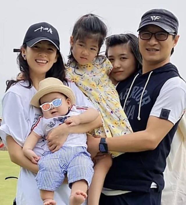 章子怡一家做陶艺,章子怡搂着醒醒做小碗