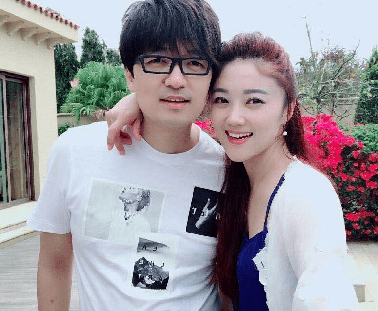两人参加一场活动时,在路上意外发生车祸,而王小玮第一时间关心王小海