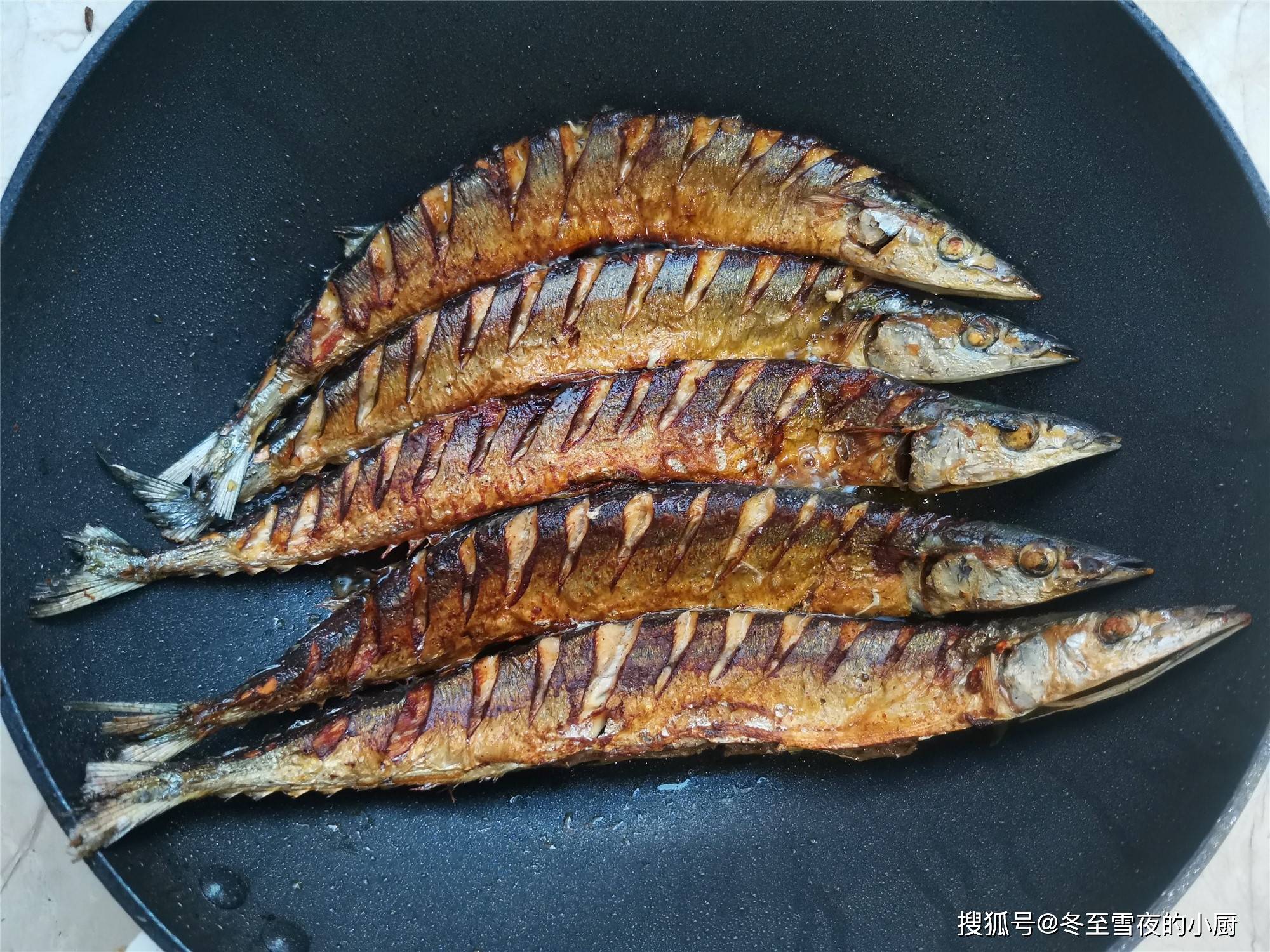 做法|教你这个简单做法，香酥味道，烧烤风味买来秋刀鱼怎样做好吃
