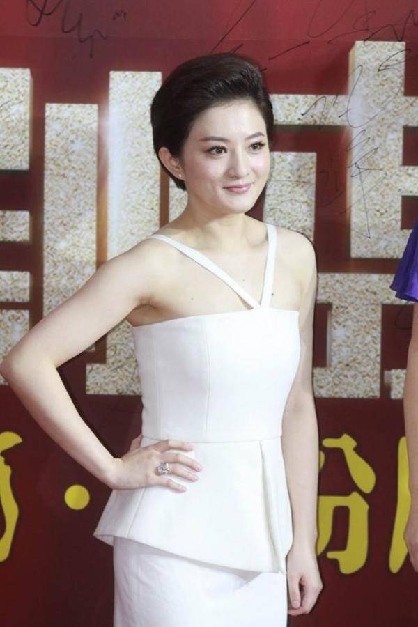 金铭长大后真是变了不少短发造型有点显老看着少了灵气感