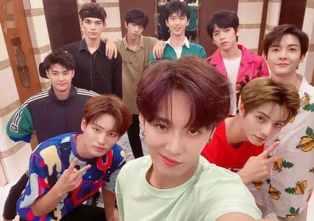 营业|原创UNINE晒毕业照,营业期将结束,却只记得李汶翰、嘉羿的绯闻