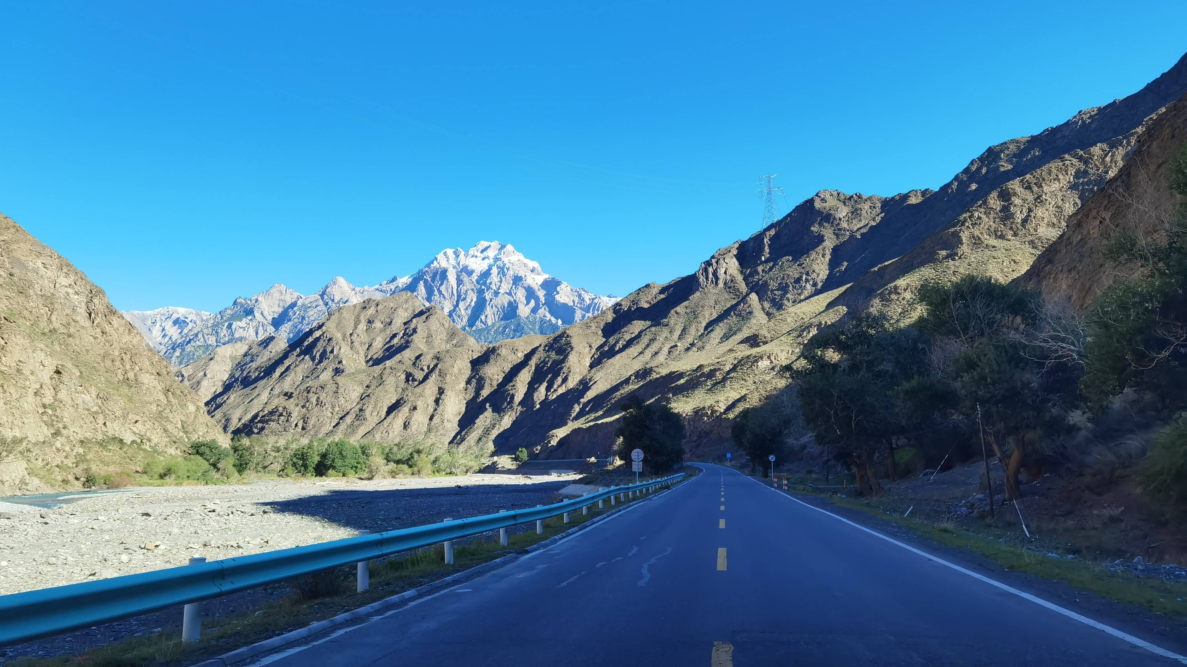 穿行在独库公路南段,湖泊雪山草原山谷,一路风光无限