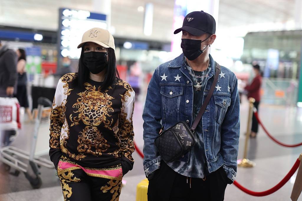 显得|中年妇女强装少女，钟丽缇穿金色运动服现身，47岁的身材很真实！