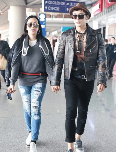 显得|中年妇女强装少女，钟丽缇穿金色运动服现身，47岁的身材很真实！