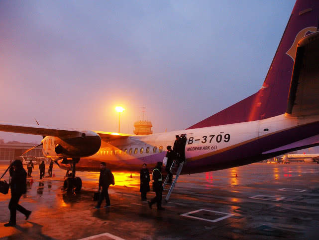 小飞机大飞机降落 ed82d78e6be64e6ca875914503349c22.jpeg