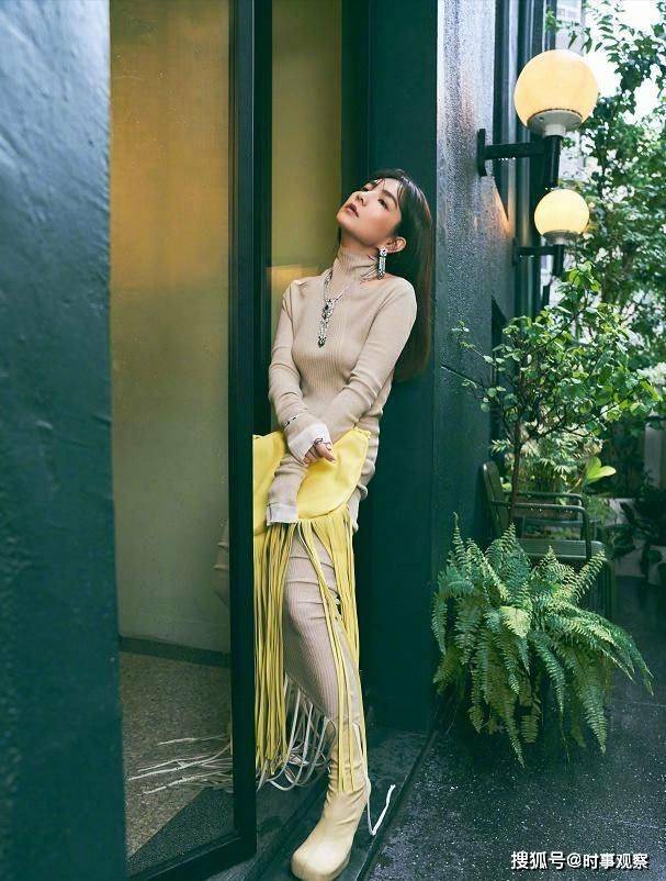 礼服|39岁陈嘉桦不低调，黑色抹胸配阔腿裤礼服超有范，时尚减龄又高级