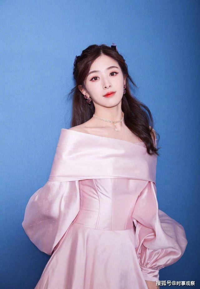 花边|张含韵气质开挂，一袭红色花边领连衣裙甜美可爱，长卷发时尚减龄