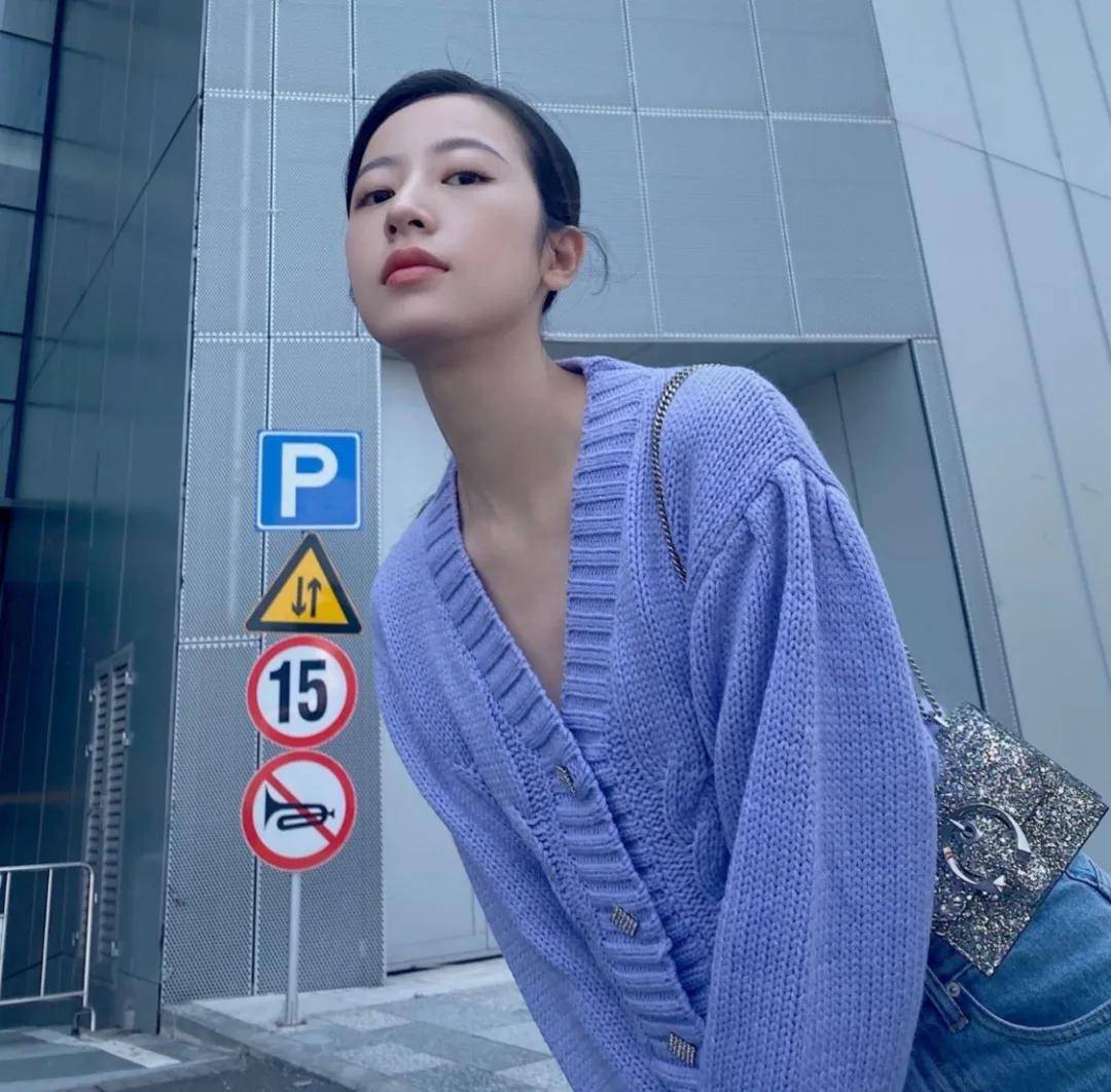 款式|网红明星针织衫穿搭，正确开启秋天模式！