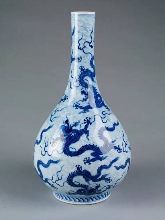 中国花瓶　清朝雍正帝 中国花瓶 清朝雍正帝 A rare Ming-style blue and white