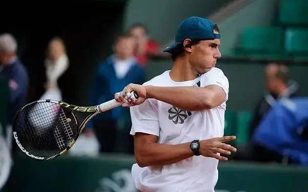 球拍|为什么说充分的随挥有助于控球?