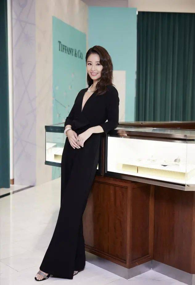 贵妇|林心如不愧是阔太代表,一袭深V白裙暴露贵妇气质,就是太瘦了点