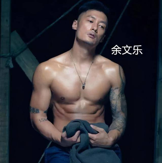 现在37岁的余文乐,脱下外套后,全身健壮的肌肉,还有让女生合不拢嘴的