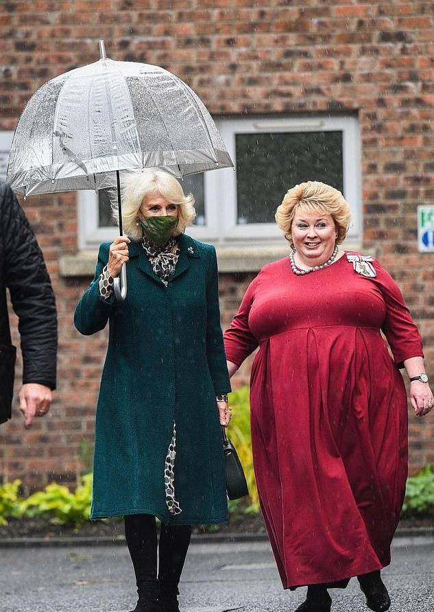 卡米拉|卡米拉真风光！一身翡翠绿抢了儿媳凯特风头，拎香奈儿包有王后范