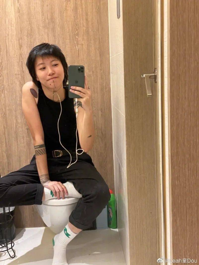 窦靖童与妹妹窦佳嫄合体,自拍恶搞流鼻血,网友:比李嫣更像姐妹