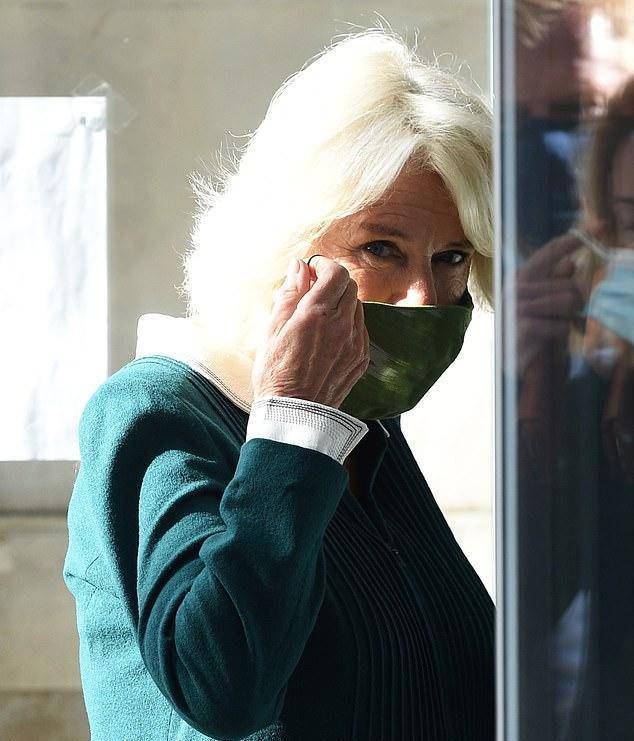 卡米拉|卡米拉真风光！一身翡翠绿抢了儿媳凯特风头，拎香奈儿包有王后范