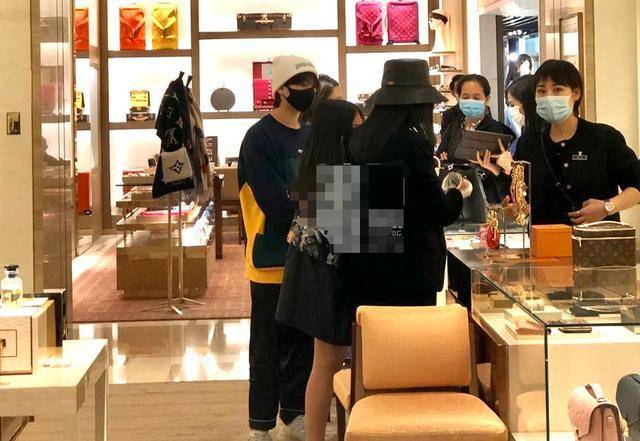 李湘带女儿逛奢侈品店，出手阔绰排场大，母女