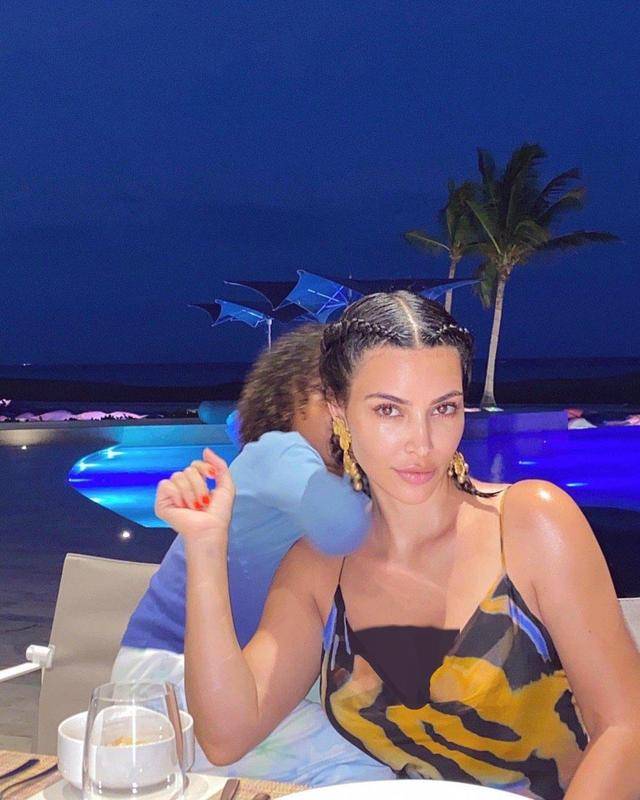 黑人|卡戴珊和黑人老公吃饭大方秀素颜，油光满面，却比化了妆还好看