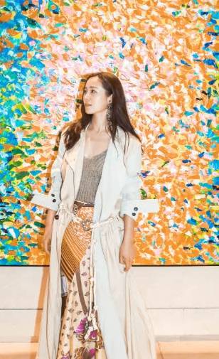 知性|才知道江一燕身材这么好,高开叉黑裙优雅知性,腿确实长