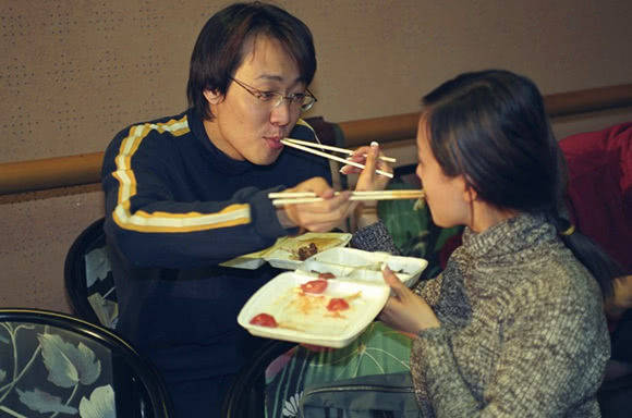 夫妻是大学同学，相恋24年低调生活，如今11岁女