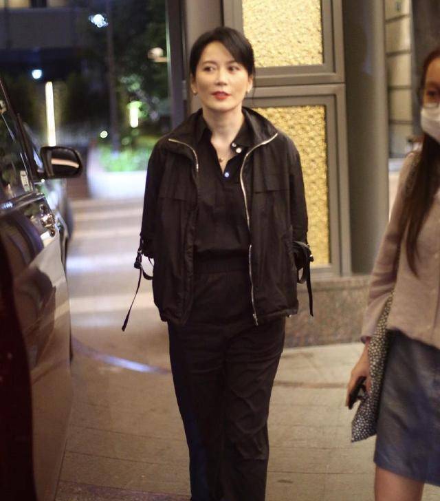气质|俞飞鸿真是中年女性的典范，风衣配针织衫穿出高级感，哪像70后