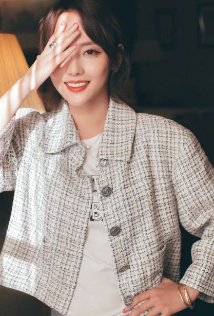 时尚|张嘉倪清新美艳薄纱裙,