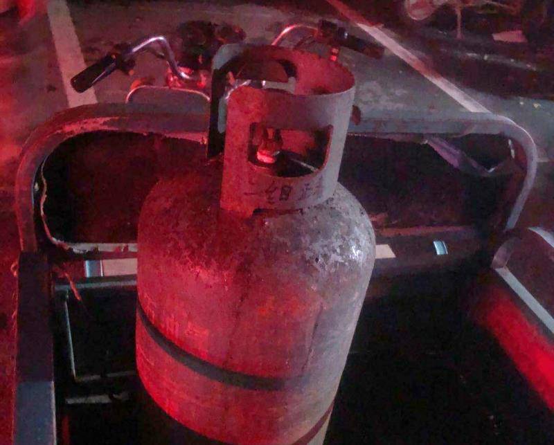醉汉持打火机扬言引爆煤气罐炸加油站 武穴警方