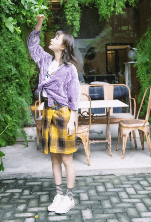 裤子|衬衫不要只会塞裤子里，学吴昕的“打结法”，时尚百搭还减龄