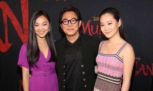 李连杰|李连杰17岁女儿晒美照，身材凹凸有致，一点不输利智