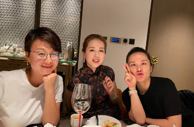 靳东老婆与妹妹合影,素颜笑出一脸褶