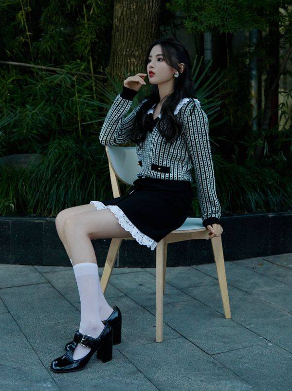 超越|怪不得杨超越那么痴迷“牛奶袜”，看她秀出的腿，哥哥弟弟都爱了