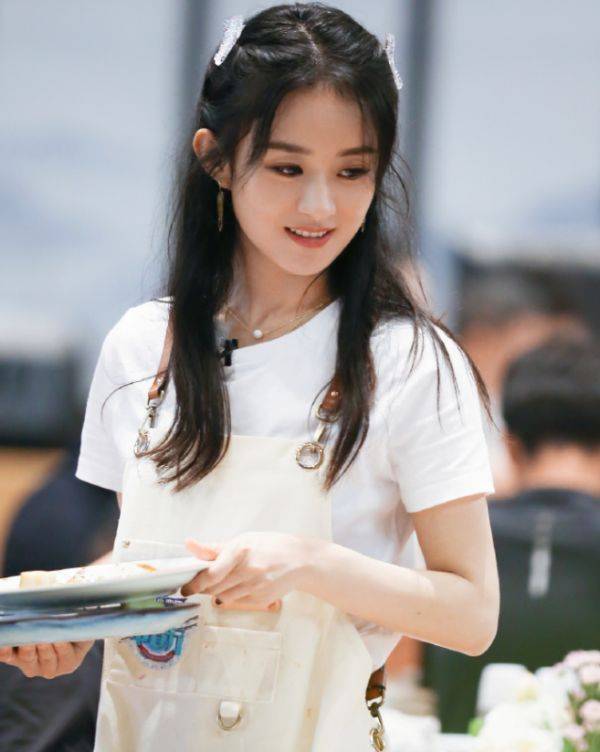 身高|赵丽颖拍戏被偶遇，真实身高公开，看着最多只有1米6