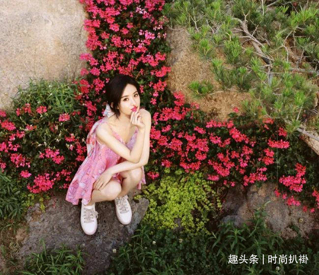 花朵|赵丽颖现在美到让人无法忽视,老土俗气的花朵裙,她穿都高级了