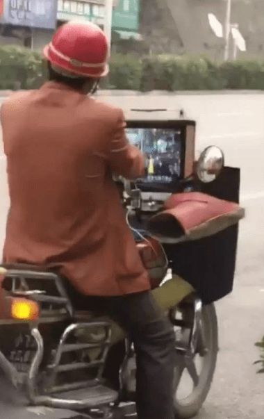 原创
搞笑GIF:一个妹子就是经常健身,要不然身材那么好