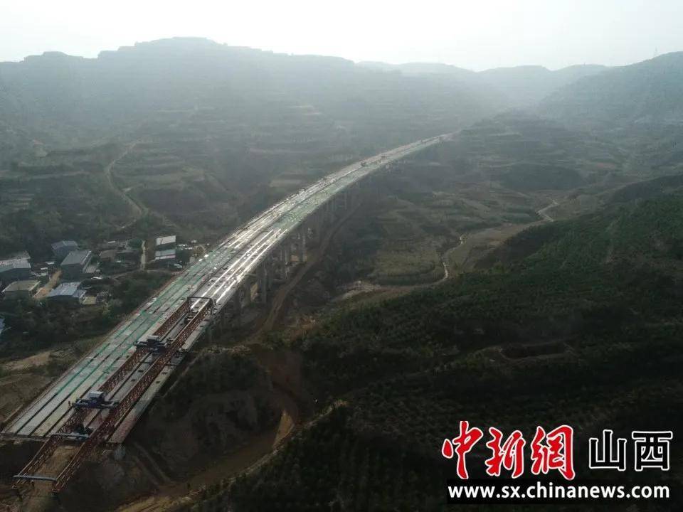 山西静兴高速公路张家圪埚大桥全线贯通.王赟鹏摄