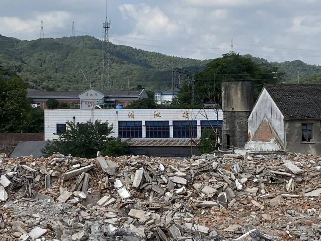 截至10月8日 通江路以南 湄池桥西南 地面建筑已全部拆除 通江路以北