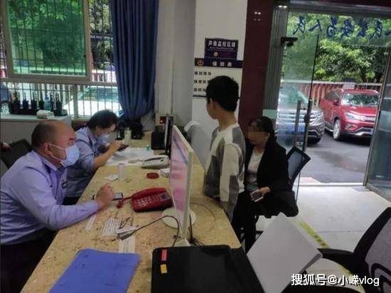 编辑沙坪坝警方供图民警杨杰接警后,先仔细查看了银行流水,发现5万元是