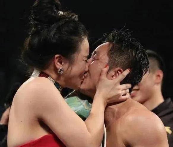 拳王邹市明为冉莹颖庆生,晒娇妻美照,却管她叫兄弟