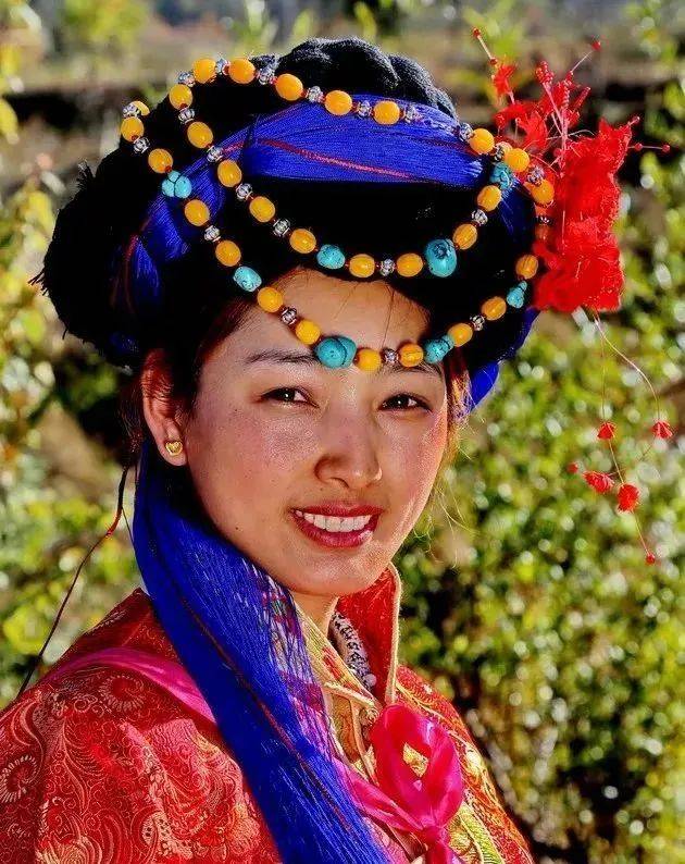 普米族长期和纳西,彝,藏等民族杂居,服装及头饰吸收了他民族服饰特点