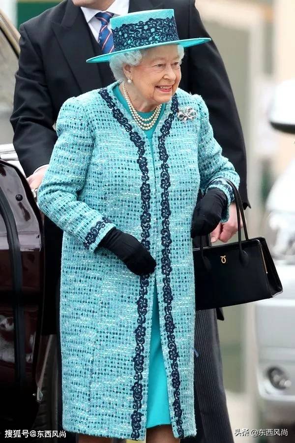 女王|94岁女王个人风格极其鲜明，不论穿什么颜色，总是搭同一款包包