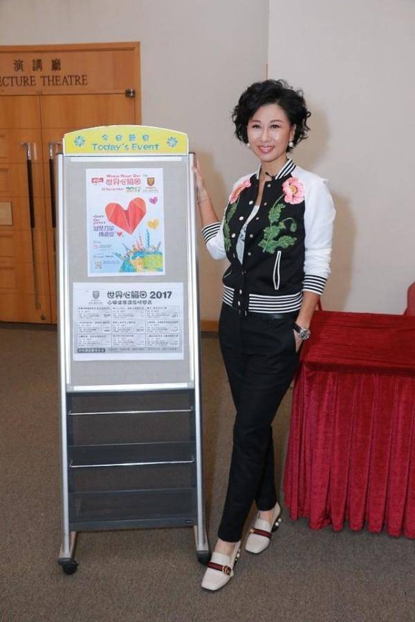 黑色|叶倩文才是冻龄的代表吧,不仅身材比例好,还有一种少女感