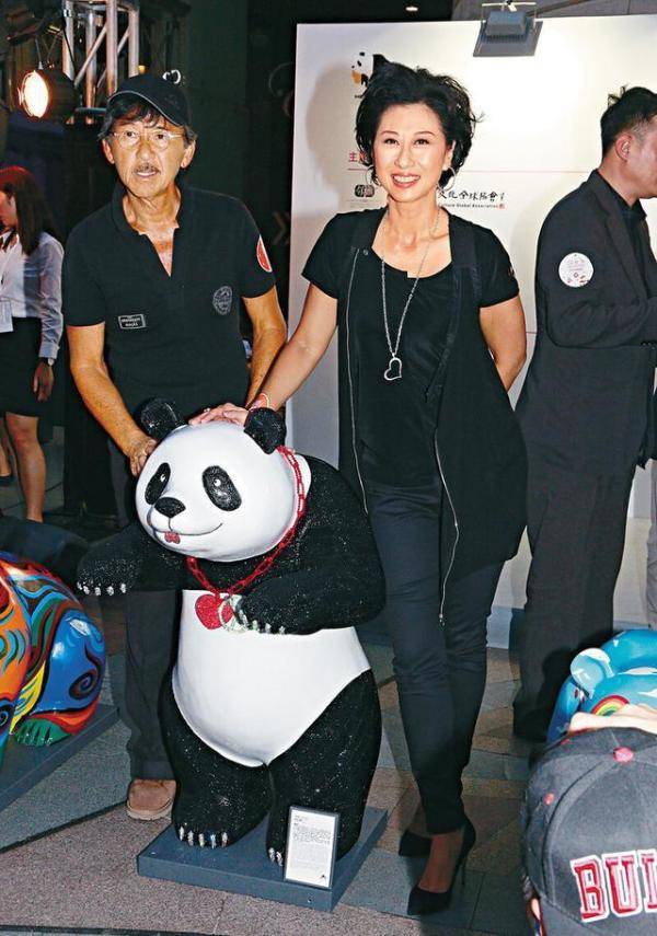 黑色|叶倩文才是冻龄的代表吧,不仅身材比例好,还有一种少女感