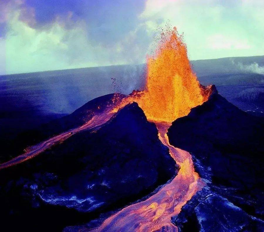 基拉韦厄火山口出现可怕变化上空还出现奇景是大爆发前奏吗