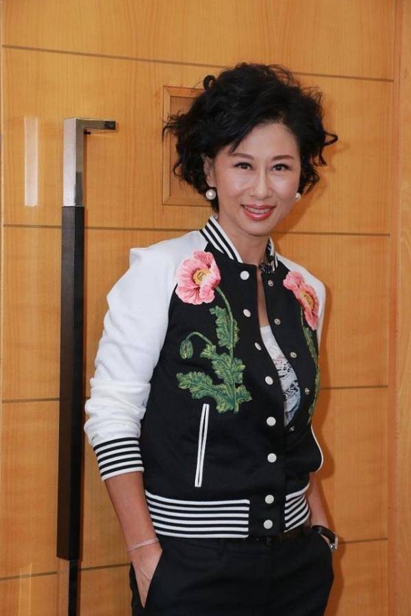 黑色|叶倩文才是冻龄的代表吧,不仅身材比例好,还有一种少女感